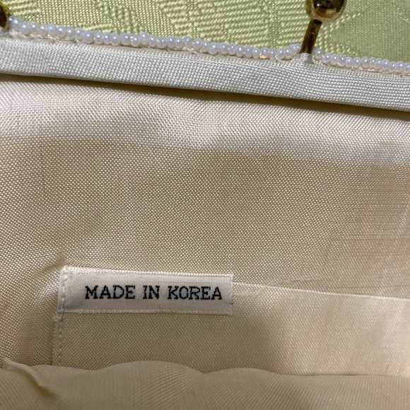 Vintage white/pearl beaded purse with gold chain strap - Picture 4 of 5